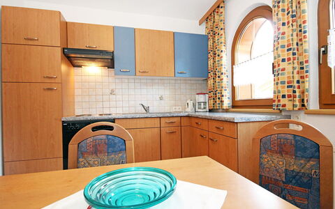 Hippach 170: Habitación, Propiedad, Mostrador, Cocina, Diseño De Interiores, Mueble, Gabinetes, Loseta, Casa, Edificio