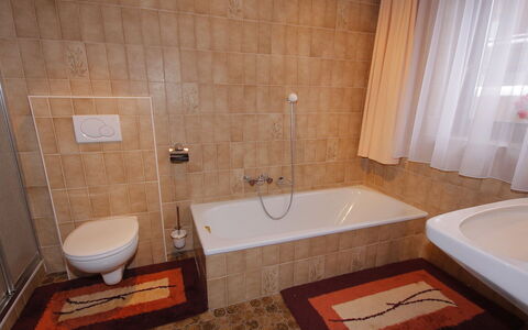 Peter: Baño, Propiedad, Habitación, Suelo, Loseta, Lavabo Del Baño, Arreglo De Tubería, Baño, Pared, Diseño De Interiores