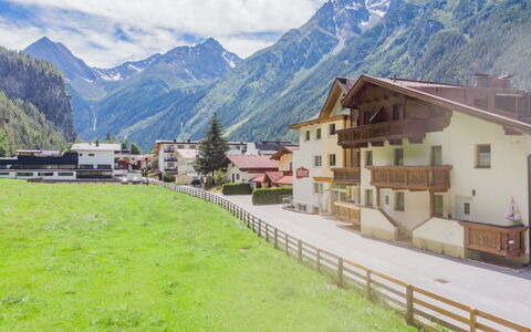 Längenfeld 100: Montaña, Cielo, Nube, Edificio, Propiedad, Ecorregión, Ventana, Planta, Naturaleza, Paisaje Natural