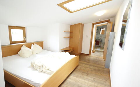 Längenfeld 100: Habitación, Propiedad, Habitación, Mueble, Diseño De Interiores, Cama, Techo, Casa, Edificio, La Luz Del Día