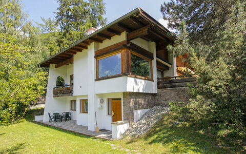 Mader: Planta, Cielo, Ventana, Edificio, Árbol, Casa, Madera, El Terreno Del Lote, Pendiente