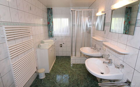 Trummer: Baño, Propiedad, Habitación, Arreglo De Tubería, Baño, Diseño De Interiores, Loseta, Bienes Raíces, Edificio, Arquitectura