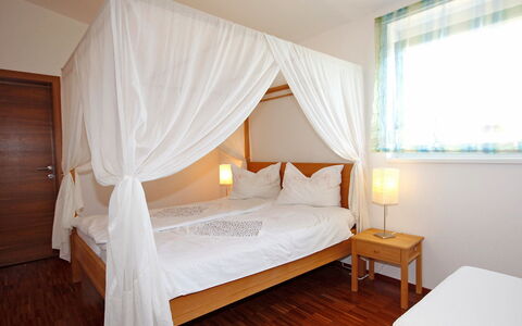Carinthia: Cama, Mueble, Habitación, Habitación, Propiedad, Marco De La Cama, Sábana, Colchón, Cama Con Dosel, Diseño De Interiores