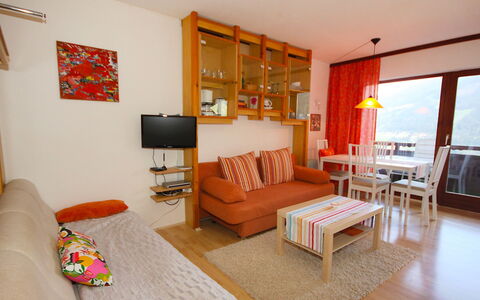 Edelweiss: Habitación, Propiedad, Mueble, Diseño De Interiores, Sala, Edificio, Suelo, Casa, Bienes Raíces, Mesa