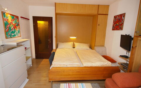 Edelweiss: Mueble, Habitación, Cama, Habitación, Propiedad, Marco De La Cama, Diseño De Interiores, Sábana, Suelo, Edificio