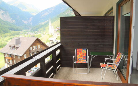 Heiligenblut 10: Edificio, Cielo, Madera, Ventana, Planta, Montaña, Silla, Casa, Ocio, Sombra