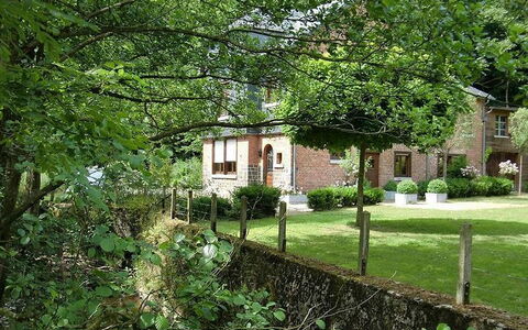 La Rochette: Casa, Propiedad, Verde, Árbol, Arquitectura, Edificio, Casa, Hierba, Cabaña, Inmuebles