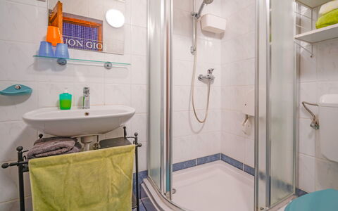 Villa More: Arreglo De Tubería, Grifo, Alcachofa De La Ducha, Baño, Lavabo, Ducha, Diseño De Interiores, Barra De La Ducha