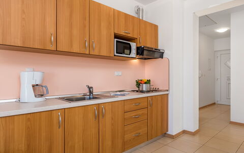 Rab Rab 310: Habitación, Propiedad, Gabinetes, Mueble, Cocina, Diseño De Interiores, Edificio, Casa, Amarillo, Mostrador