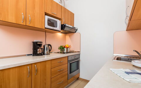 Rab Kampor 620: Mostrador, Propiedad, Gabinetes, Habitación, Cocina, Mueble, Amarillo, Diseño De Interiores, Casa, Edificio