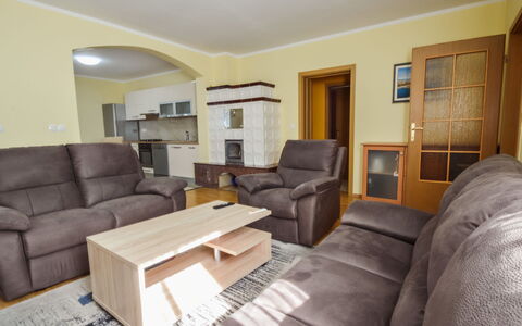 Starigrad-Paklenica 120: Sofá, Propiedad, Mueble, Marco, Mesa, Comodidad, Lámpara, Sala, Madera, Diseño De Interiores