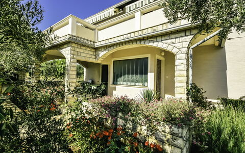 Marija: Planta, Edificio, Cielo, Ventana, Árbol, Casa, Sombra, Puerta, Porche, Barrio Residencial