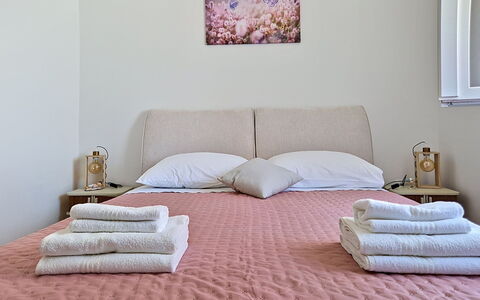 Rudi: Mueble, Cama, Habitación, Lecho, Diseño De Interiores, Sábana, Pared, Linos, Madera, Suelo