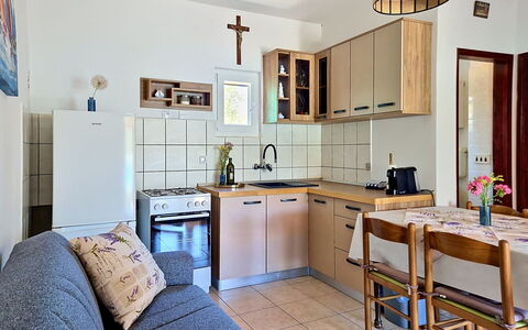 Rudi: Mueble, Diseño De Interiores, Piso, Madera, Suelo, Techo, Habitación, Cocina, Encendiendo, Mostrador