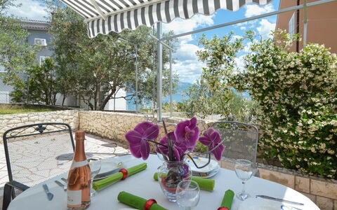 Trogir Slatine 165: Mesa, Planta, Vajilla, Mueble, Propiedad, Stemware, Silla, Cielo, Manteles, Drinkware
