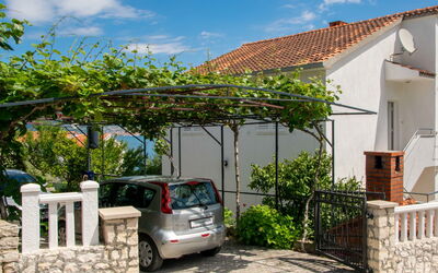 Trogir Slatine 165: Nube, Planta, Cielo, Edificio, Propiedad, Coche, Azul, Vehículo, Superficie De La Carretera