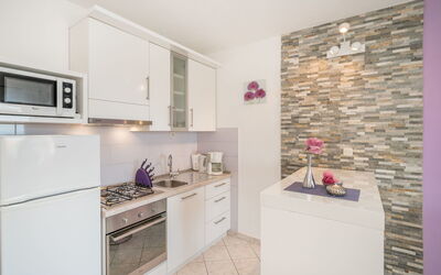 Villa Andjelka 330.2: Propiedad, Habitación, Cocina, Mueble, Diseño De Interiores, Púrpura, Edificio, Violeta, Gabinetes, Bienes Raíces
