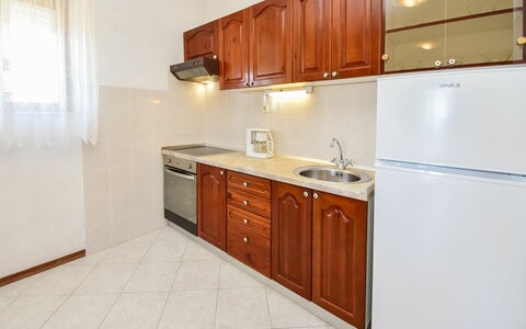 Trogir Okrug Gornji 340: Gabinetes, Mostrador, Mueble, Lavabo, Edificio, Propiedad, Fregadero, Grifo, Cocina, Cajón