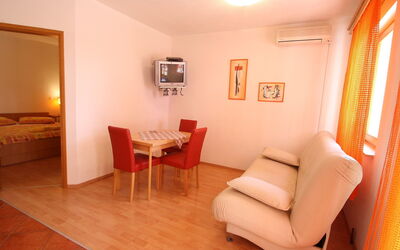 Inoma 100.3: Habitación, Propiedad, Mueble, Diseño De Interiores, Suelo, Naranja, Edificio, Sala, Madera Dura, Casa