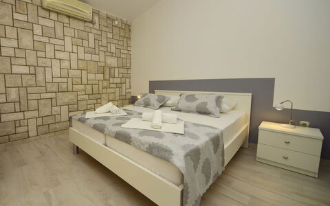Orebić Viganj 100: Edificio, Propiedad, Mueble, Gabinetes, Comodidad, Cajón, Textil, Madera, Marco De La Cama, Cajonera