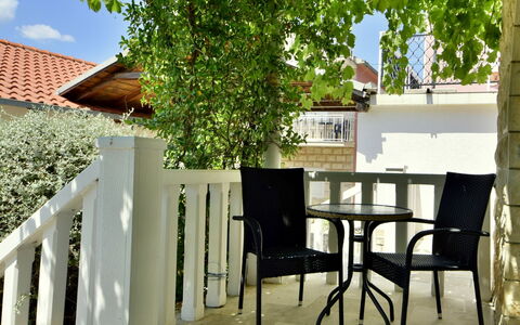 Orebić Viganj 100: Mesa, Propiedad, Edificio, Mueble, Planta, Madera, Ventana, Sombra, Mueble Para Exteriores, Silla