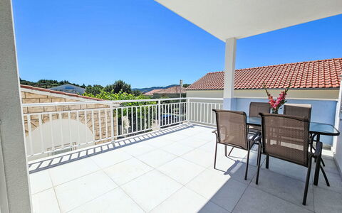 Orebić Viganj 105: Planta, Flor, Propiedad, Mesa, Edificio, Mueble, Ventana, Maceta, Sombra, Planta De Casa