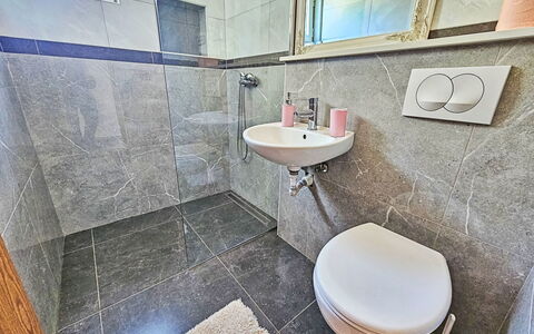 Korčula Zavalatica 100: Espejo, Arreglo De Tubería, Grifo, Lavabo Del Baño, Lavabo, Baño, Planta, Púrpura, Madera, Suelo