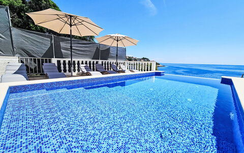 Korčula Zavalatica 100: Cielo, Agua, Edificio, Azul, Azur, Piscina, Balneario, Cuerpo De Agua, Mueble Para Exteriores, Ocio