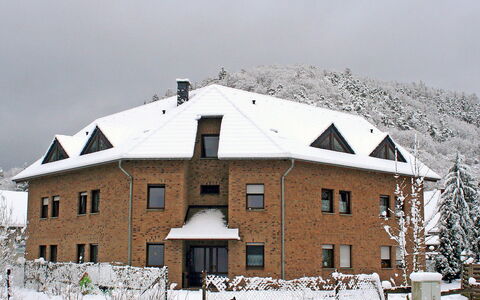 Adenau 160: Cielo, Nieve, Edificio, Propiedad, Ventana, Planta, Casa, Nube, Pendiente, Puerta