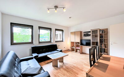 Ferienapartments Adenau 160.3: Sofá, Propiedad, Mueble, Mesa, Sala, Diseño De Interiores, Madera, Comodidad, Piso, Suelo