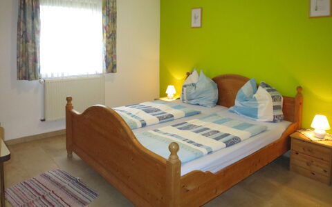 Dreser: Mueble, Propiedad, Comodidad, Edificio, Azur, Marco De La Cama, Madera, Diseño De Interiores, Ventana