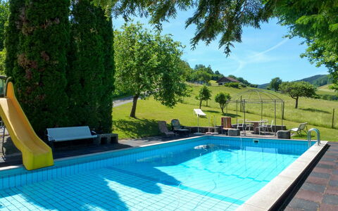 Pension Himmelsbach: Agua, Planta, Propiedad, Piscina, Verde, Edificio, Cielo, Azur, Naturaleza, Sombra