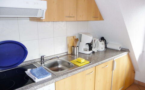 Schiltach 100: Propiedad, Habitación, Mostrador, Cocina, Fregadero, Lavabo, Gabinetes, Amarillo, Mueble, Casa