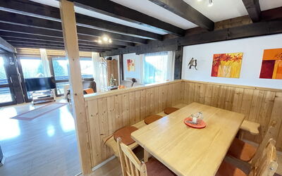 Siegsdorf 100: Mesa, Propiedad, Mueble, Silla, Madera, Diseño De Interiores, Piso, Suelo, Manchas De Madera, Madera Dura