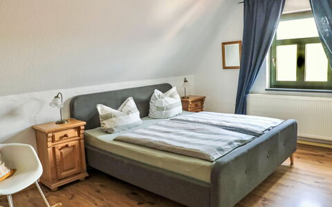 Dargun 100: Cama, Habitación, Lecho, Sábana, Diseño De Interiores, Mueble, Marco De La Cama, Piso, Suelo, Habitación