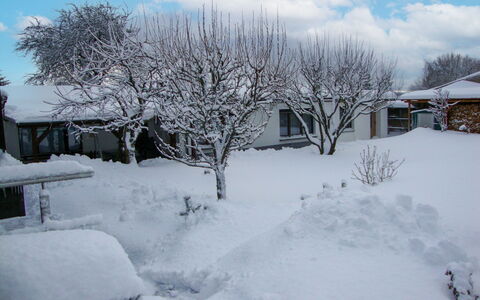 Schneider: Nube, Cielo, Nieve, Tiempo De Día, Edificio, Rama, Árbol, Ramita, Fenómeno Atmosférico, Casa