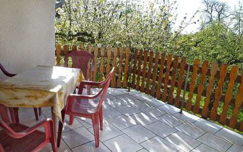 Zerna: Propiedad, Habitación, Bienes Raíces, Silla, Edificio, Mueble, Casa, Paisajismo, Patio Interior, Patio