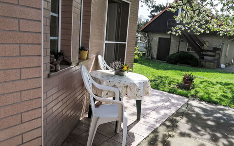 Zerna: Mueble, Planta, Edificio, Ventana, Árbol, Sombra, Superficie De La Carretera, Silla, Mueble Para Exteriores, Piso