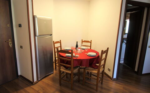 Porto Valtravaglia 115: Mesa, Mueble, Puerta, Silla, Madera, Diseño De Interiores, Edificio, Salón, Piso