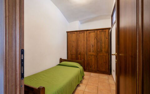 St Nicolas 100: Madera, Piso, Suelo, Diseño De Interiores, Mueble, Habitación, Techo, Cama, Habitación, Encendiendo