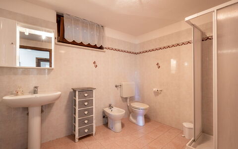 Ville sur Sarre: Espejo, Arreglo De Tubería, Propiedad, Lavabo, Edificio, Grifo, Lavabo Del Baño, Baño, Mueble De Baño, Diseño De Interiores