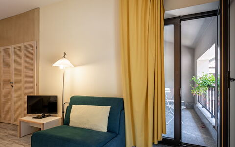 Courmayeur 100: Edificio, Mueble, Comodidad, Madera, Planta, Sombra, Encendiendo, Casa, Marco De La Cama, Diseño De Interiores