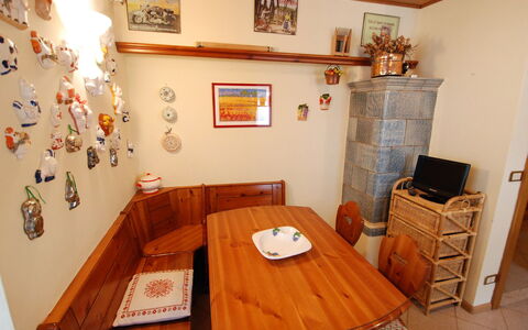 Garibaldi: Habitación, Propiedad, Mueble, Edificio, Casa, Diseño De Interiores, Suelo, Mesa, Bienes Raíces, Techo