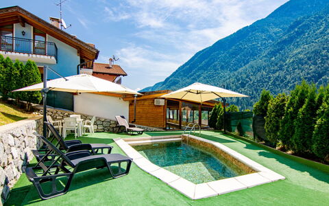 Malè 200: Cielo, Nube, Edificio, Planta, Verde, Piscina, Paisaje Natural, Ventana, Mueble Para Exteriores, Ocio