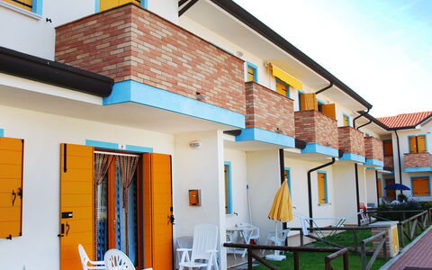Rosolina Mare 350: Propiedad, Edificio, Cielo, Planta, Azur, Ventana, Naranja, Puerta, Arquitectura, Sombra