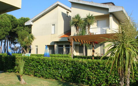 Cerrano: Planta, Cielo, Edificio, Ventana, Casa, Árbol, Vegetación, Cabaña, Arecales, El Terreno Del Lote