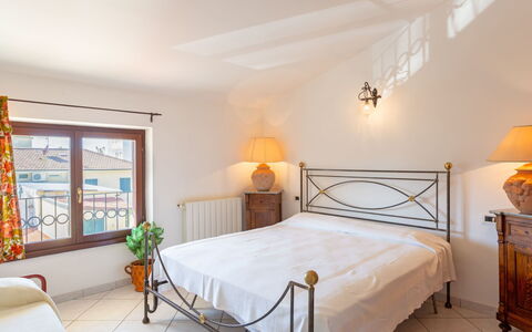 Maddalena: Habitación, Habitación, Mueble, Cama, Propiedad, Marco De La Cama, Sábana, Diseño De Interiores, Lecho, Techo