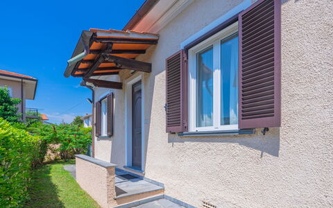 Francesca: Cielo, Planta, Edificio, Tiempo De Día, Propiedad, Ventana, Azur, Madera, Casa