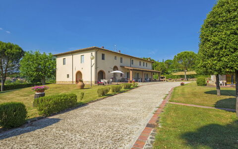 Bucine 690: Planta, Cielo, Propiedad, Edificio, Árbol, Superficie De La Carretera, El Terreno Del Lote, Hierba, Paisaje, Casa