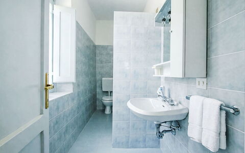 Bucine 690: Pared, Piso, Suelo, Diseño De Interiores, Baño, Arreglo De Tubería, Techo, Habitación, Loseta, Plomería